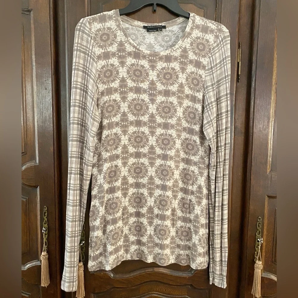 BCBG Max Azaria long sleeve knit top bohemian mix of patterns in taupe & ivory - Picture 1 of 4